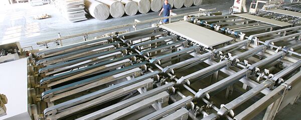 Производство гипсокартона на заводе. Архивное фото - Sputnik Кыргызстан