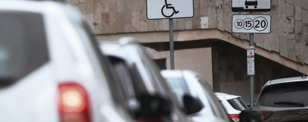 Информационно-указательный знак Парковка (парковочное место). Архивное фото Информационно-указательный знак Парковка (парковочное место). Архивное фото - Sputnik Кыргызстан