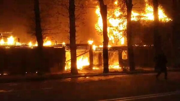 Крупный пожар в Бишкеке — горит жилой дом. Видео - Sputnik Кыргызстан