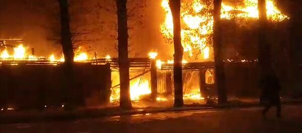 Бишкекте көп кабаттуу турак жай өрттөнүп жатат. Жалындаган үйдүн видеосу Бишкекте көп кабаттуу турак жай өрттөнүп жатат. Жалындаган үйдүн видеосу - Sputnik Кыргызстан