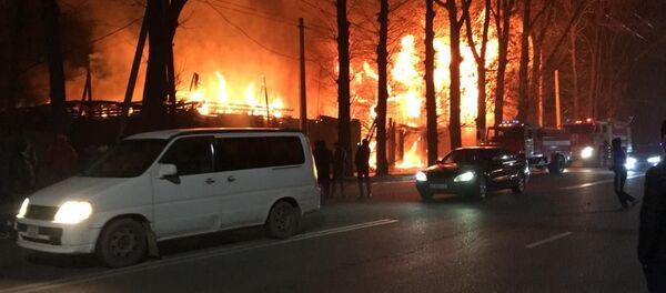 Тушение пожара в двухэтажном здании на улице Элебесова в Бишкеке - Sputnik Кыргызстан