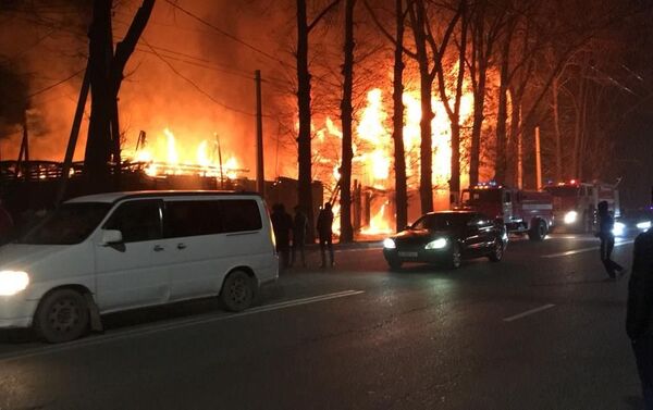 Сгоревшее здание на улице Элебесова было не жилым домом, а текстильным складом, уточнила пресс-служба МЧС - Sputnik Кыргызстан