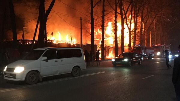 Тушение пожара в двухэтажном здании на улице Элебесова в Бишкеке - Sputnik Кыргызстан