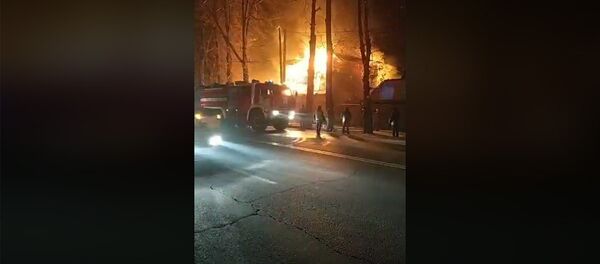 В Бишкеке загорелся жилой дом — трансляция с места пожара В Бишкеке загорелся жилой дом — трансляция с места пожара - Sputnik Кыргызстан