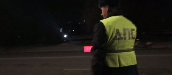 Человек из прошлого? В Бишкеке инспектор до сих пор носит жилетку ДПС — видео Человек из прошлого? В Бишкеке инспектор до сих пор носит жилетку ДПС — видео - Sputnik Кыргызстан