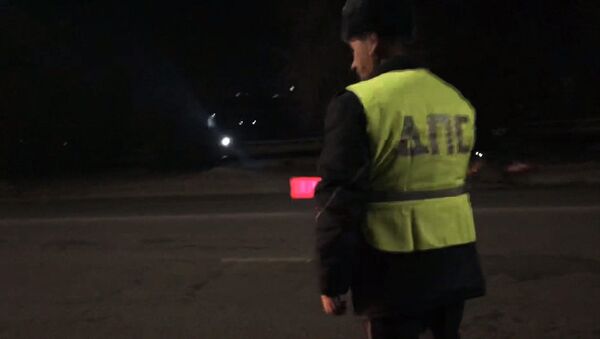 Человек из прошлого? В Бишкеке инспектор до сих пор носит жилетку ДПС — видео - Sputnik Кыргызстан
