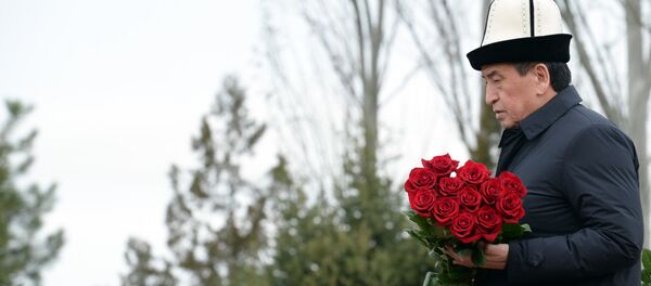 Президент КР Сооронбай Жээнбеков сегодня, 7 ноября, в связи с Днем истории и памяти предков посетил мемориальный комплекс Ата-Бейит, где прочитал молитву в память о предках и покоящихся там соотечественниках, возложил венки к памятникам и сделал обращение к народу Кыргызстана - Sputnik Кыргызстан