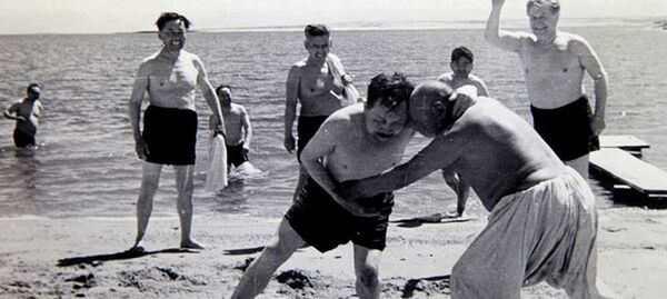 Саякбай Каралаев борется с Аалы Токомбаевым - Sputnik Кыргызстан