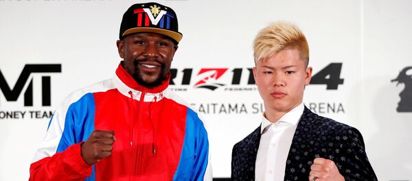 Бой американца Флойда Мейвезера с японцемТеншином Насукавой Бой американца Флойда Мейвезера с японцемТеншином Насукавой - Sputnik Кыргызстан