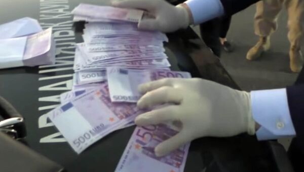 Казахстанского чиновника задержали с кучей денег — 115 тыс евро. Видео - Sputnik Кыргызстан