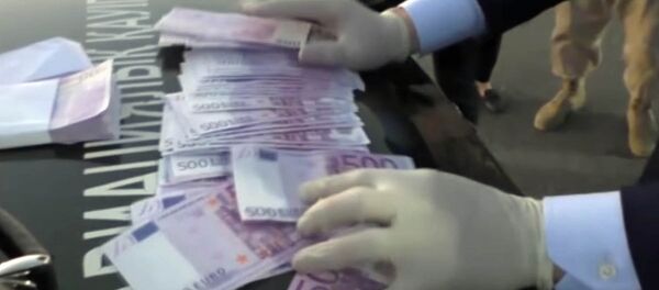 Казахстанского чиновника задержали с кучей денег — 115 тыс евро. Видео Казахстанского чиновника задержали с кучей денег — 115 тыс евро. Видео - Sputnik Кыргызстан