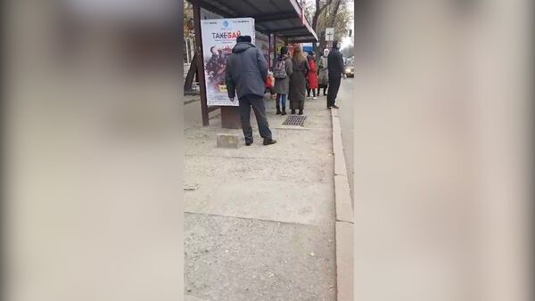 Милиционер плевался и курил в общественном месте в Бишкеке — видео - Sputnik Кыргызстан