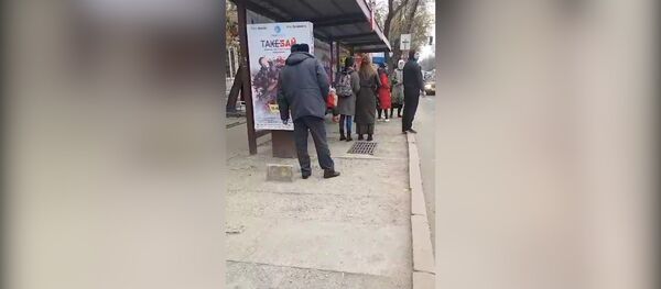 Милиционер плевался и курил в общественном месте в Бишкеке — видео Милиционер плевался и курил в общественном месте в Бишкеке — видео - Sputnik Кыргызстан