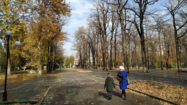 Люди гуляют по парку в Бишкеке. Архивное фото - Sputnik Кыргызстан