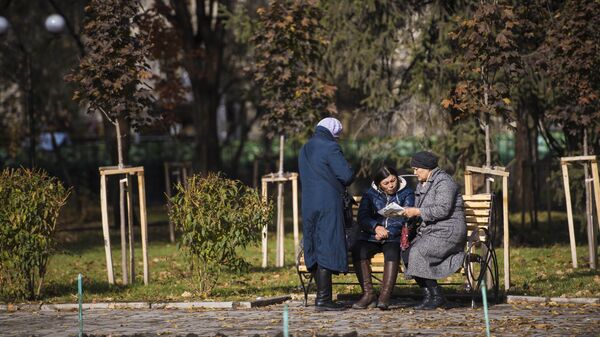 Женщины отдыхают на скамейке в Бишкеке. Архивное фото - Sputnik Кыргызстан