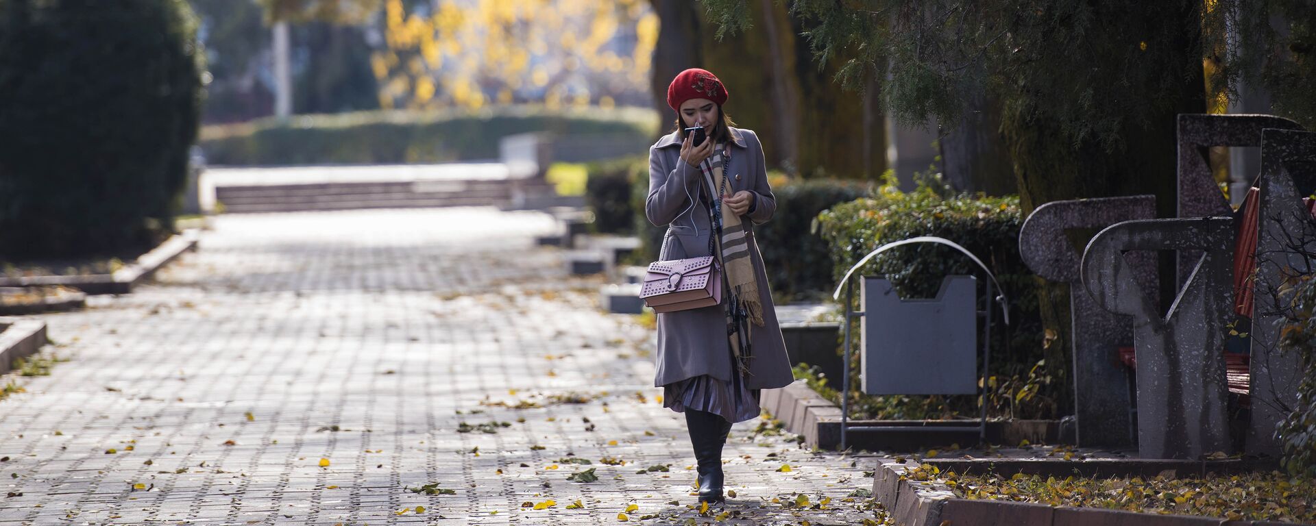 Девушка идет по Дубовому парку в Бишкеке. Архивное фото  - Sputnik Кыргызстан, 1920, 16.11.2023