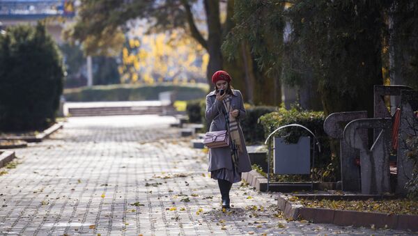 Девушка в дубовом парке Бишкека. Архивное фото - Sputnik Кыргызстан