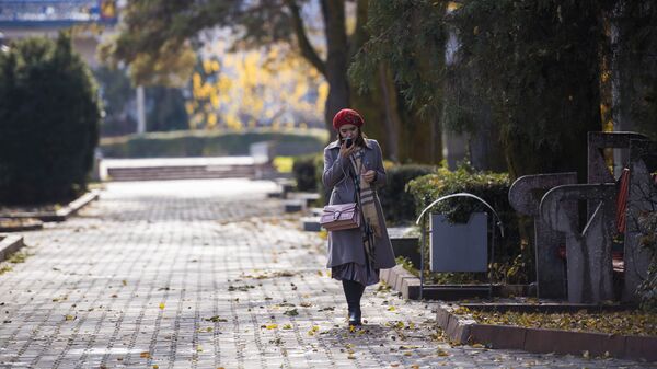 Девушка идет по Дубовому парку в Бишкеке. Архивное фото  - Sputnik Кыргызстан