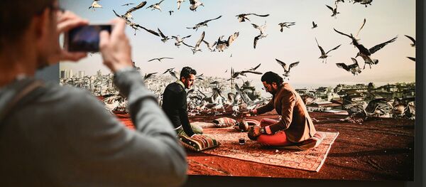 Посетитель на открытии выставки победителей IV международного конкурса фотожурналистики имени Андрея Стенина в Москве - Sputnik Кыргызстан