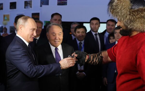 Президент РК Нурсултан Назарбаев подарил российскому лидеру Владимиру Путину плетку ручной работы на туристической выставке в рамках межрегионального форума в Павлодаре - Sputnik Кыргызстан