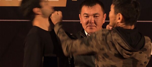 Кулаком в лицо — дуэль взглядов перед турниром ММА в Бишкеке. Видео - Sputnik Кыргызстан