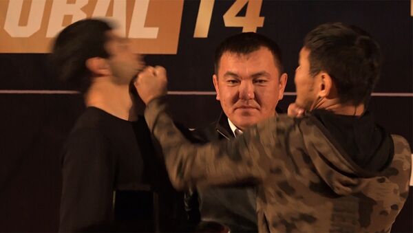 Кулаком в лицо — дуэль взглядов перед турниром ММА в Бишкеке. Видео - Sputnik Кыргызстан