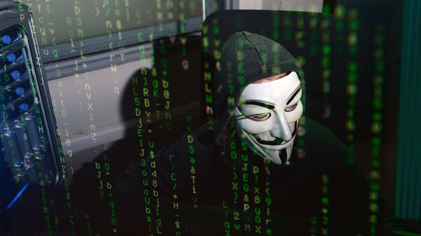 Человек в маске имитирует хакерскую деятельность. Архивное фото - Sputnik Кыргызстан