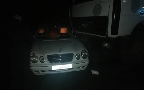 Mercedes Benz столкнулся с грузовиком МАЗ - Sputnik Кыргызстан