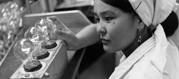 Майлуу-Суу электр лампа заводунун кызматкери. Архив - Sputnik Кыргызстан