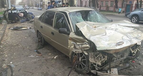 Ниже улицы Жамбыла водитель не справился с управлением, машину занесло, и она вылетела на полосу встречного движения, где врезалась в Daewoo Nexia - Sputnik Кыргызстан