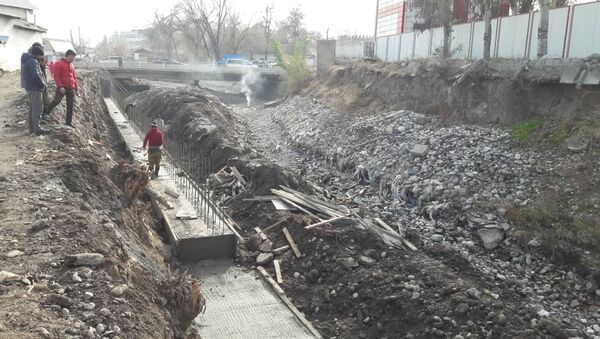 Ход работы по укреплению русла реки Ала-Арчи в Ленинском районе столицы - Sputnik Кыргызстан