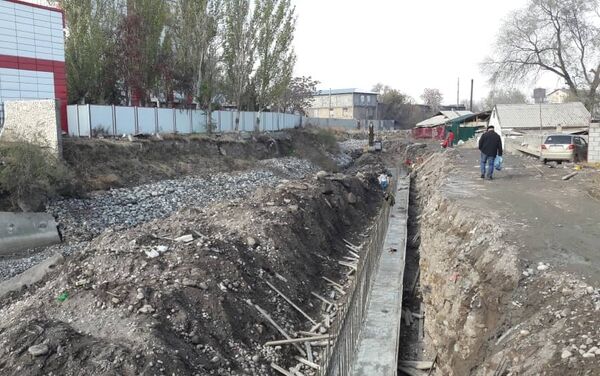 Сообщается, что на протяжении 150 метров вдоль берега устанавливается подпорная стена шириной 40 сантиметров и высотой 4 метра. - Sputnik Кыргызстан