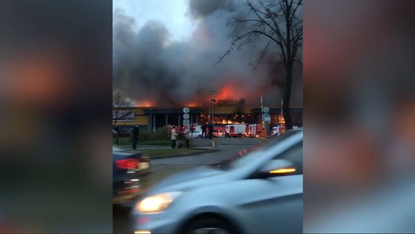 Крупный пожар в гипермаркете Санкт-Петербурга — видео с места ЧП - Sputnik Кыргызстан