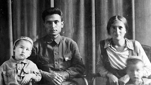 Төрөкул жана Нагима Айтматовдор уулары менен. Архив - Sputnik Кыргызстан