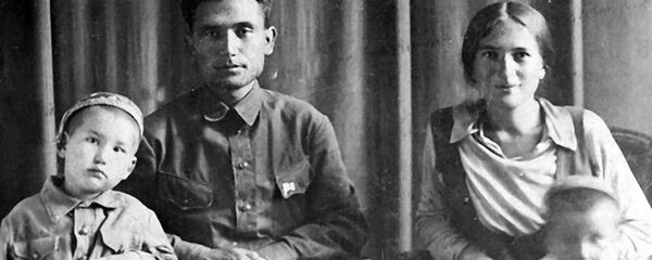 Төрөкул жана Нагима Айтматовдор уулары менен. Архив - Sputnik Кыргызстан