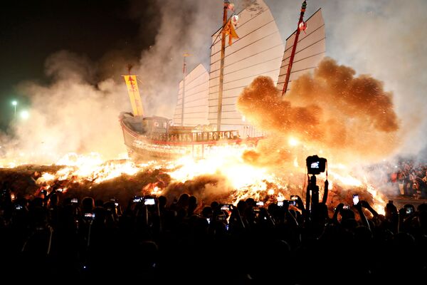 Религиозный фестиваль сожжения лодки в Пиндунге - Sputnik Кыргызстан