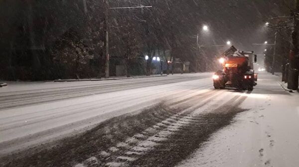 Очистка дорог в Бишкеке от снега - Sputnik Кыргызстан