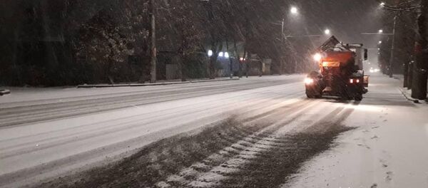 Уборка от снега дороги Бишкека - Sputnik Кыргызстан