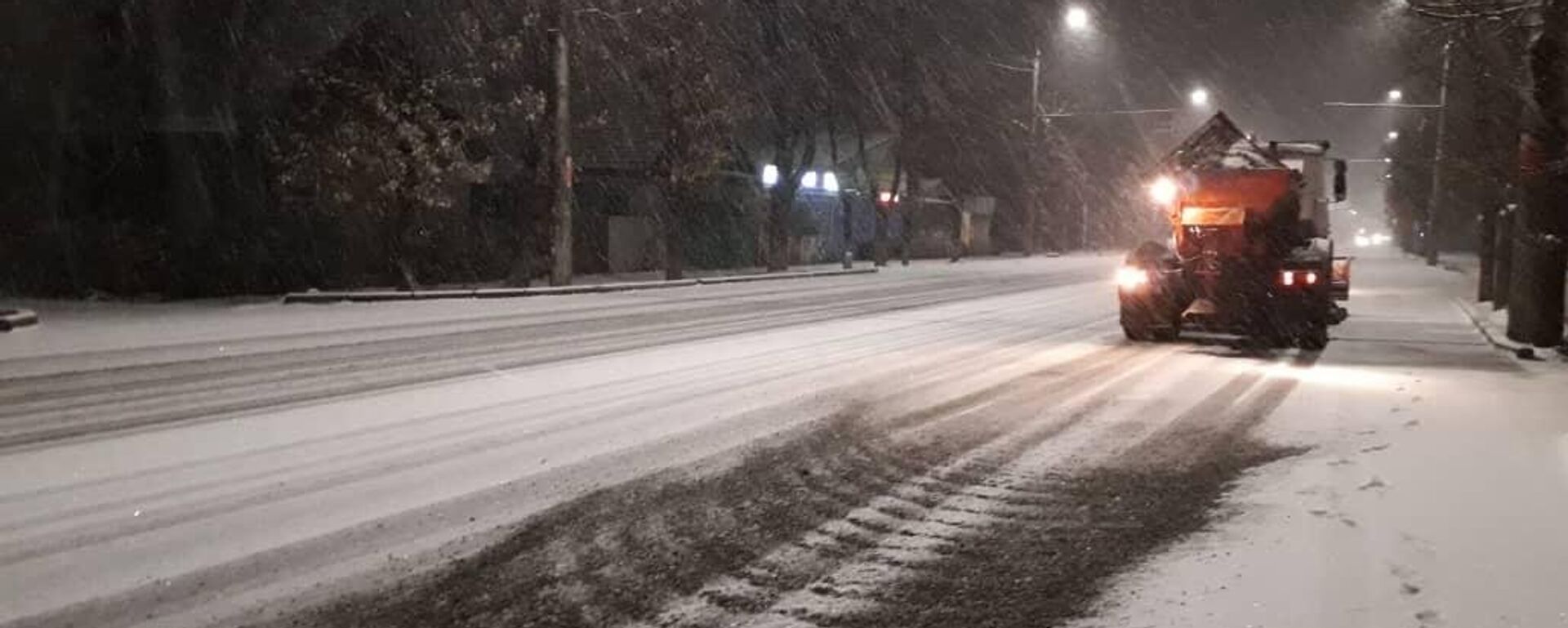 Очистка дорог в Бишкеке от снега Очистка дорог в Бишкеке от снега - Sputnik Кыргызстан, 1920, 22.01.2026
