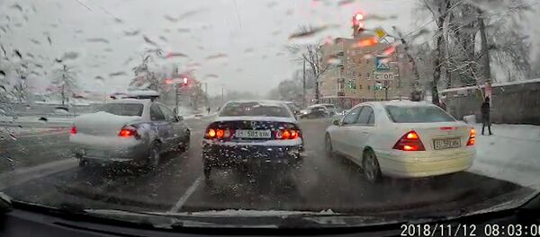 Милицейская машина грубо нарушала ПДД в Бишкеке — видео очевидца - Sputnik Кыргызстан