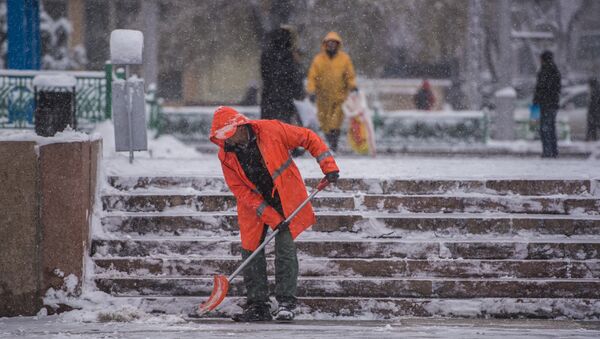 Сотрудник МП Тазалык убирает снег в Бишкеке. Архивное фото - Sputnik Кыргызстан