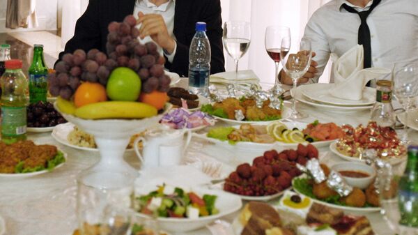 Гости за столом. Архивное фото - Sputnik Кыргызстан