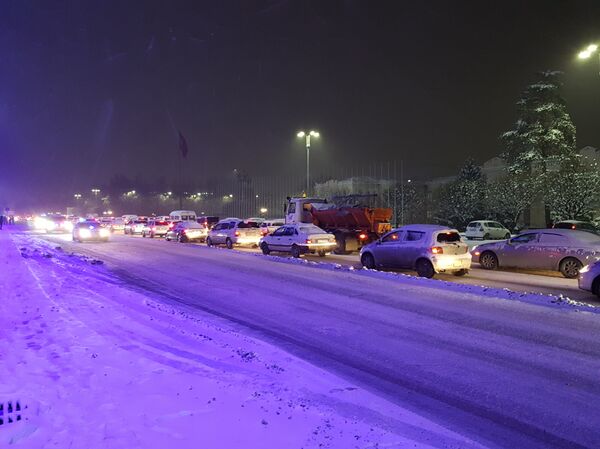 Снегопад и гололед в Бишкеке Снегопад и гололед в Бишкеке - Sputnik Кыргызстан