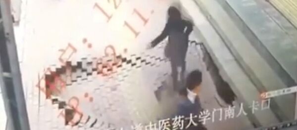 Девушка неожиданно провалилась под асфальт в Китае — страшное видео - Sputnik Кыргызстан