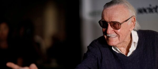 Американский писатель, актер и сценарист Стэн Ли. Архивное фото Американский писатель, актер и сценарист Стэн Ли. Архивное фото - Sputnik Кыргызстан