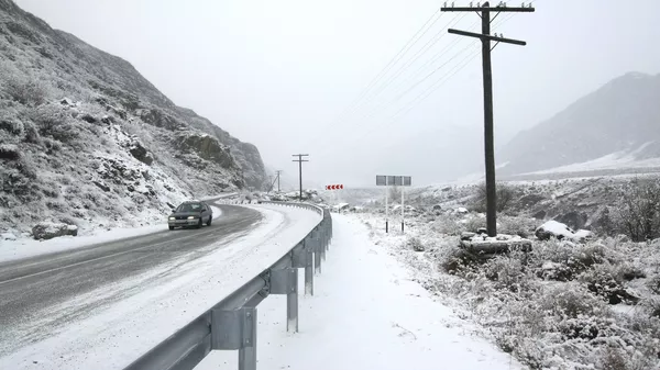 Машина едет на трассе во время снегопада. Архивное фото  - Sputnik Кыргызстан