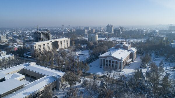 Любуемся заснеженным Бишкеком с высоты — красивое видео с дрона - Sputnik Кыргызстан
