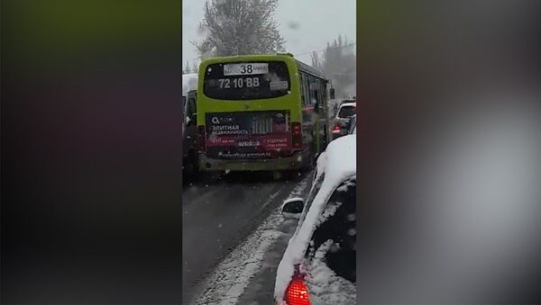 Автобус с пассажирами ехал по встречной полосе в Бишкеке — видео очевидца - Sputnik Кыргызстан