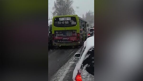 Ичинде эли бар автобус Бишкекте каршы тилкеге чыгып кеткен видео - Sputnik Кыргызстан