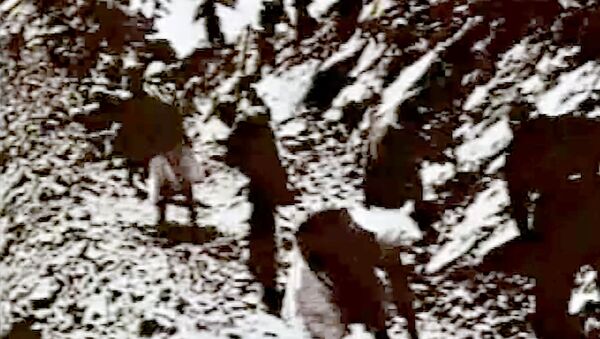 Десятки тысяч людей рисковали жизнью высоко в горах — видео стройки дорог КР - Sputnik Кыргызстан